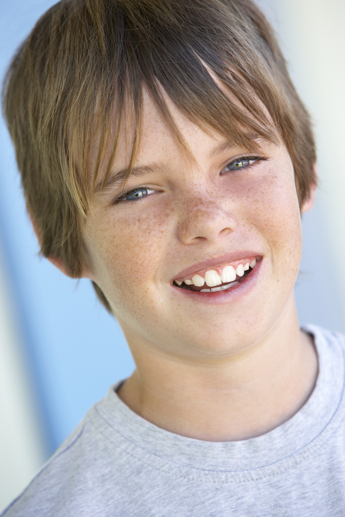 Porträt eines lächelnden Teenie-Jungen - Foto, Bild
