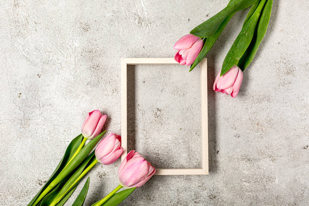 Friss rózsaszín tulipán virágok a végső szürke falon - Fotó, kép