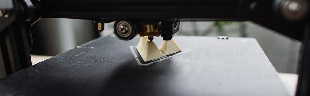 Nahaufnahme des 3D-Druckers zur Erstellung eines Plastikmodells auf unscharfem Hintergrund, Banner - Foto, Bild