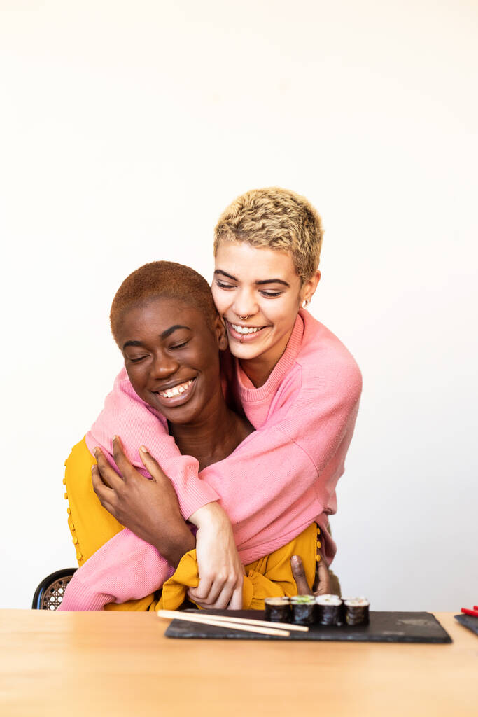Portrét šťastného mezirasového homosexuálního páru objímajícího se společně - Fotografie, Obrázek