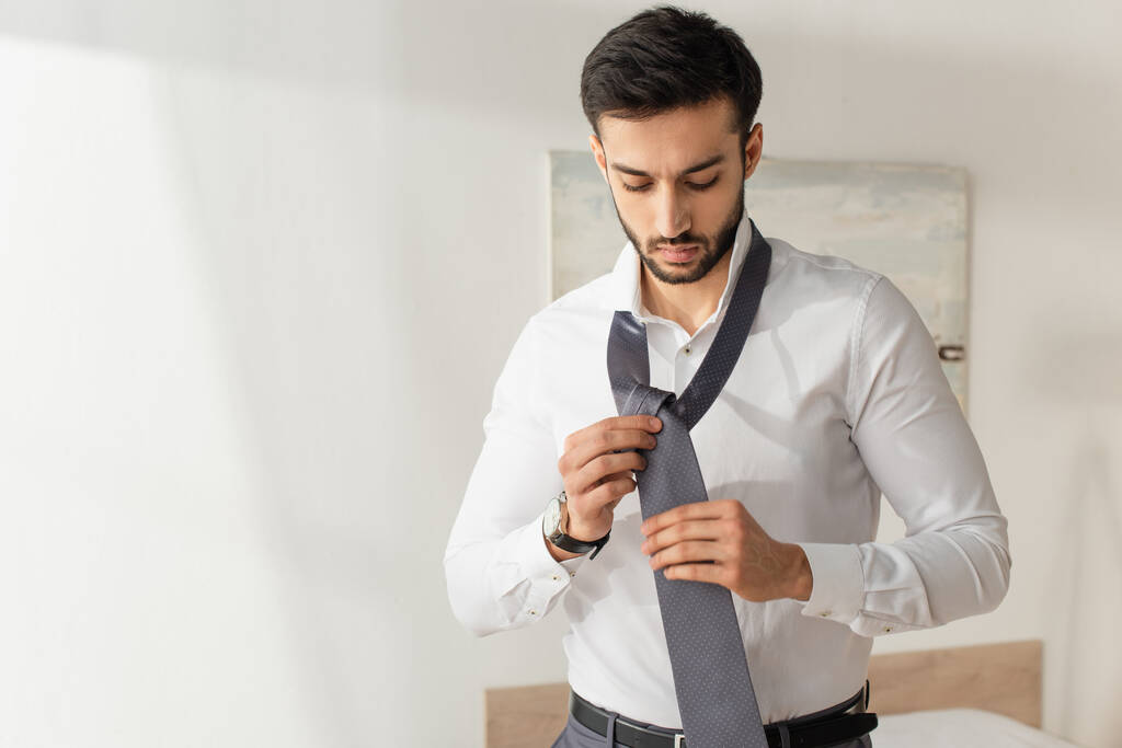 Baard zakenman draagt stropdas thuis  - Foto, afbeelding