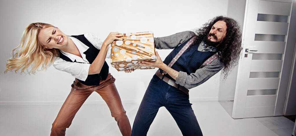 Lustige Hipster-Paar posiert auf weißem Hintergrund - Foto, Bild