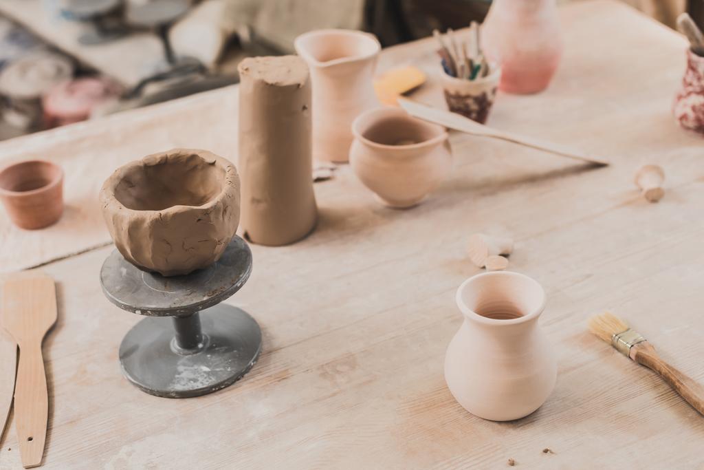 wysoki kąt widzenia rzeźbione gliny miski na drewnianym stole w ceramice - Zdjęcie, obraz