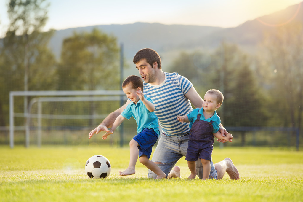 Baban futbol oynarken oğlu ile - Fotoğraf, Görsel