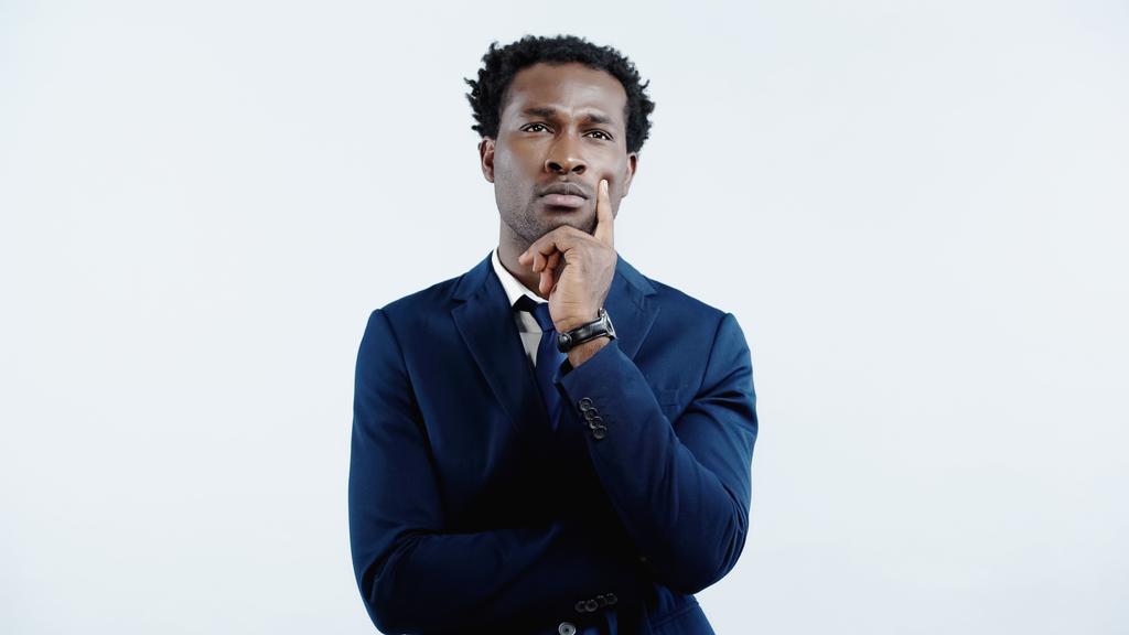 σκεπτικός Αφροαμερικάνος επιχειρηματίας με επίσημη ένδυση που σκέφτεται απομονωμένος στο μπλε - Φωτογραφία, εικόνα