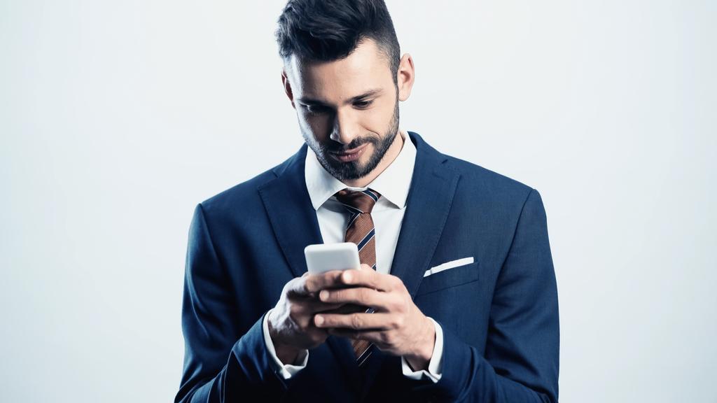 χαμογελαστός επιχειρηματίας μηνυμάτων στο κινητό τηλέφωνο απομονώνονται σε λευκό - Φωτογραφία, εικόνα