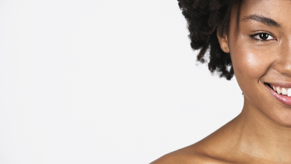 Ausgeschnittene Ansicht einer lächelnden Afroamerikanerin isoliert auf grau  - Foto, Bild