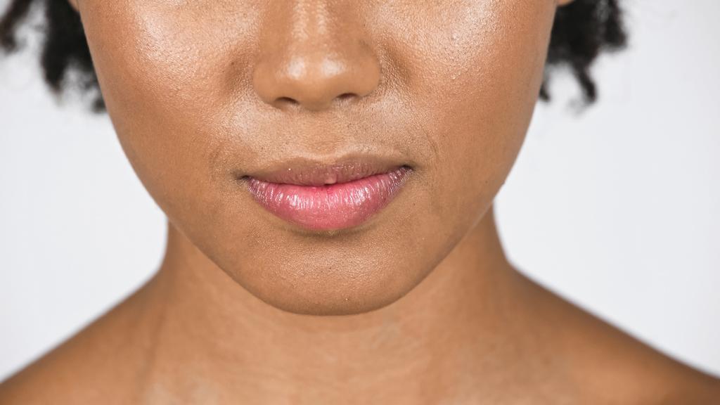 Viljelty näkymä huulet afrikkalainen amerikkalainen nainen eristetty harmaa  - Valokuva, kuva