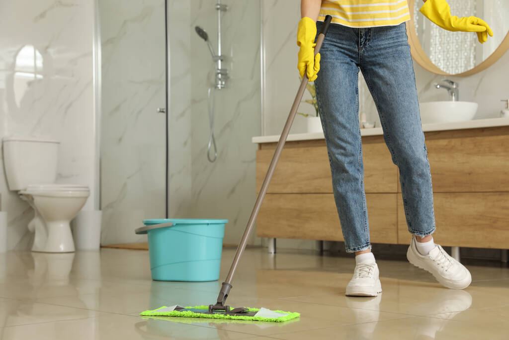 Mulher limpeza chão com esfregona em casa, close-up - Foto, Imagem