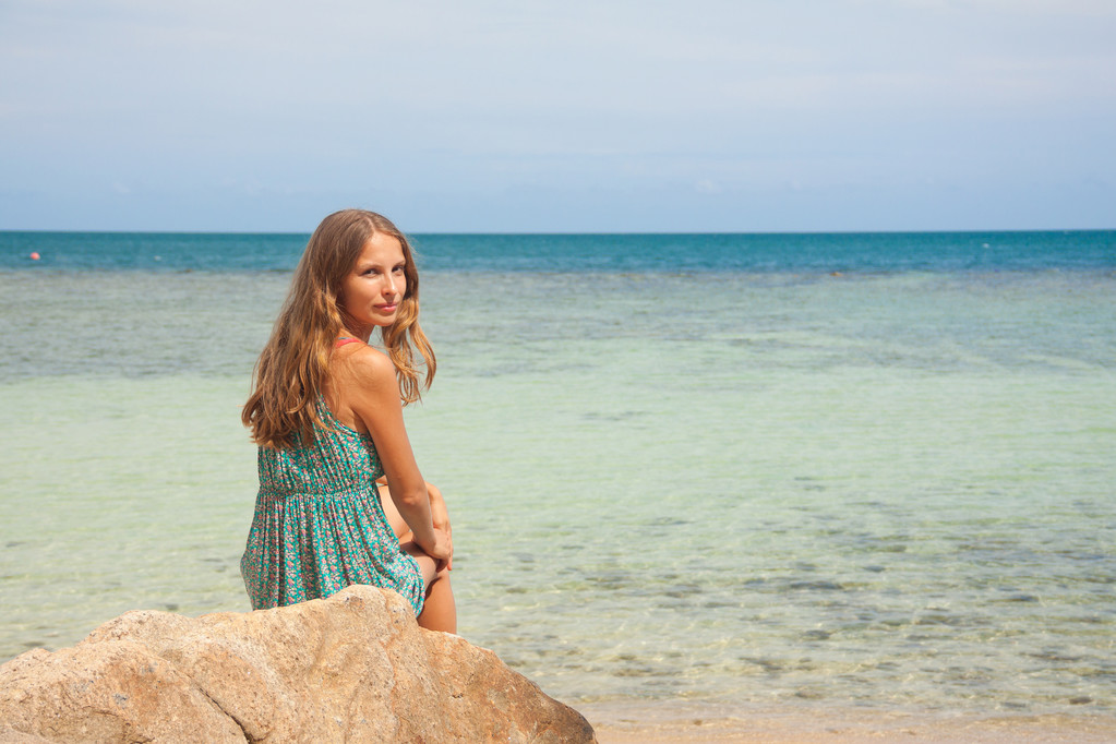 fille en robe assis sur un rocher au bord de la mer
 - Photo, image