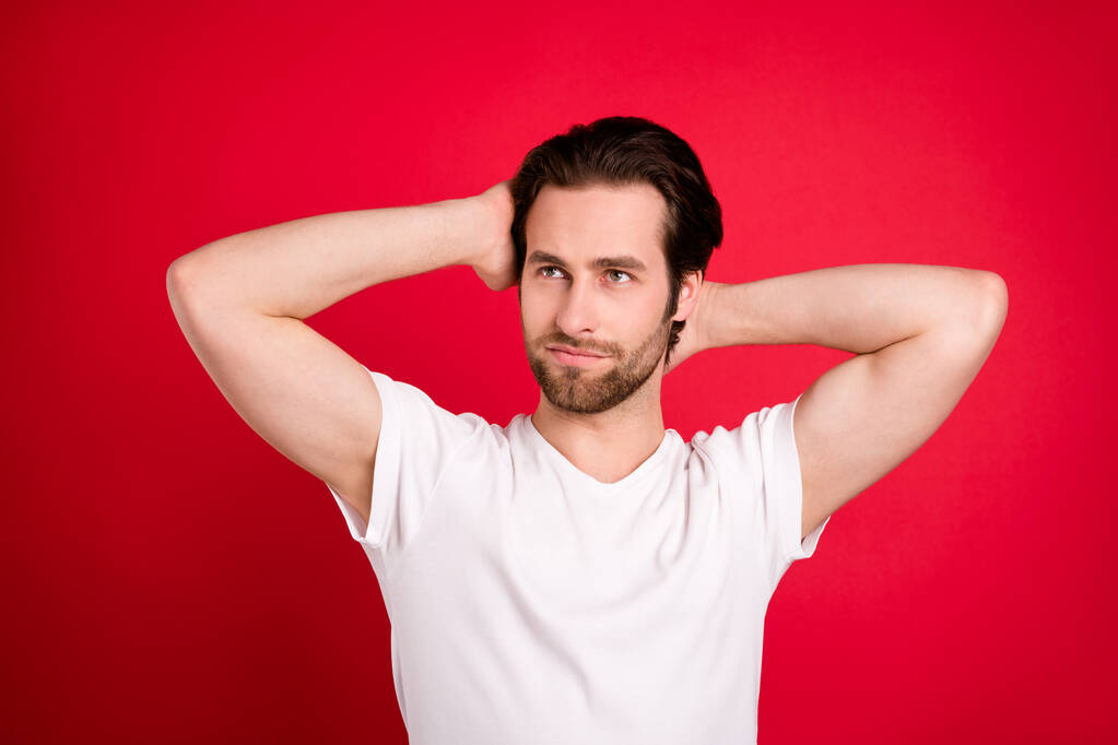 Foto von verträumt attraktiven charmanten jungen Mann aussehen leeren Raum Touch Haar isoliert auf rotem Hintergrund - Foto, Bild