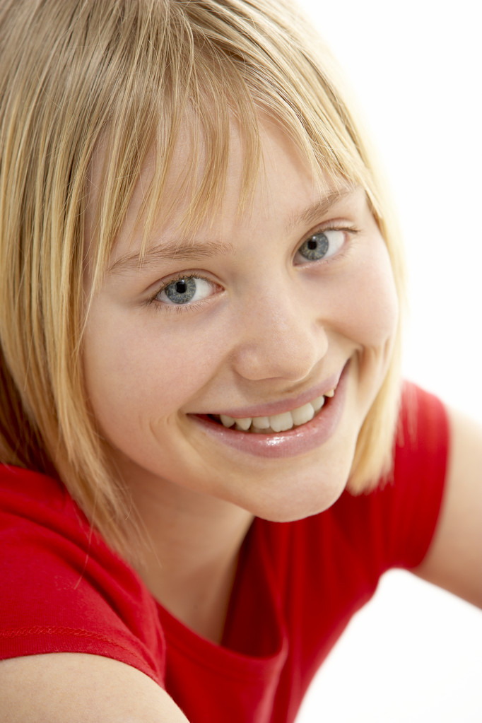 Mosolygós fiatal lány portréja - Fotó, kép