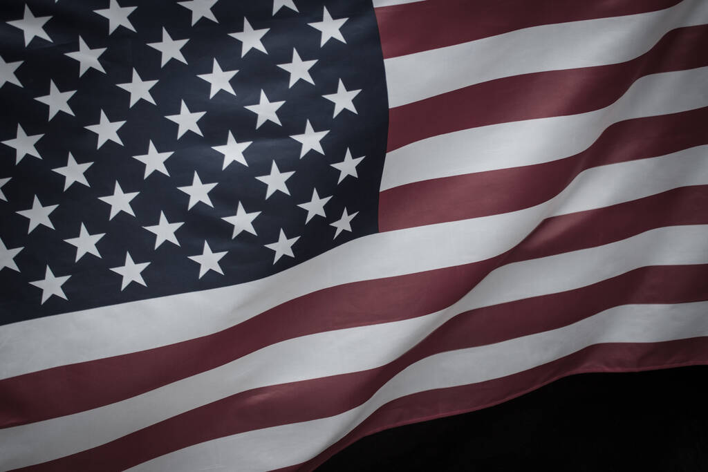 Szekrény hullámos amerikai zászló felett sötét háttér - Fotó, kép