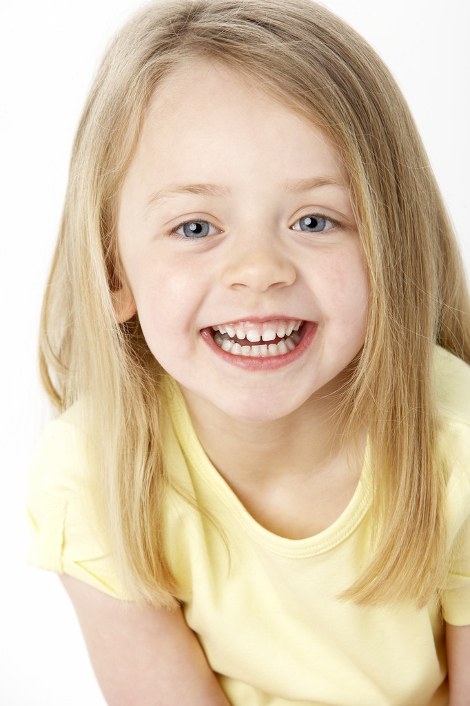 Portrét usměvavé mladé dívky - Fotografie, Obrázek