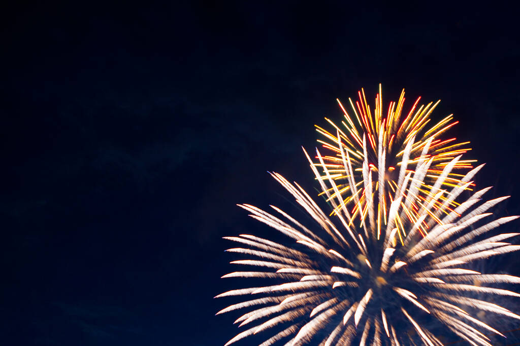 Πυροτεχνήματα στο φόντο του συννεφιασμένου νυχτερινού ουρανού. 4 Ιουλίου - Αμερικανική Ημέρα Ανεξαρτησίας ΗΠΑ - Φωτογραφία, εικόνα