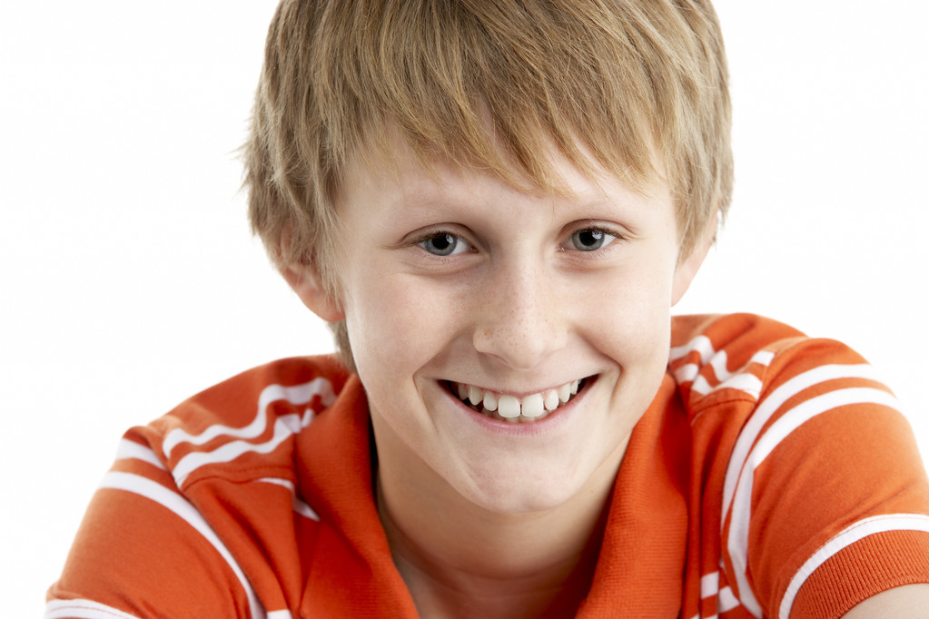 mosolygós, 12 éves kisfiú portréja - Fotó, kép