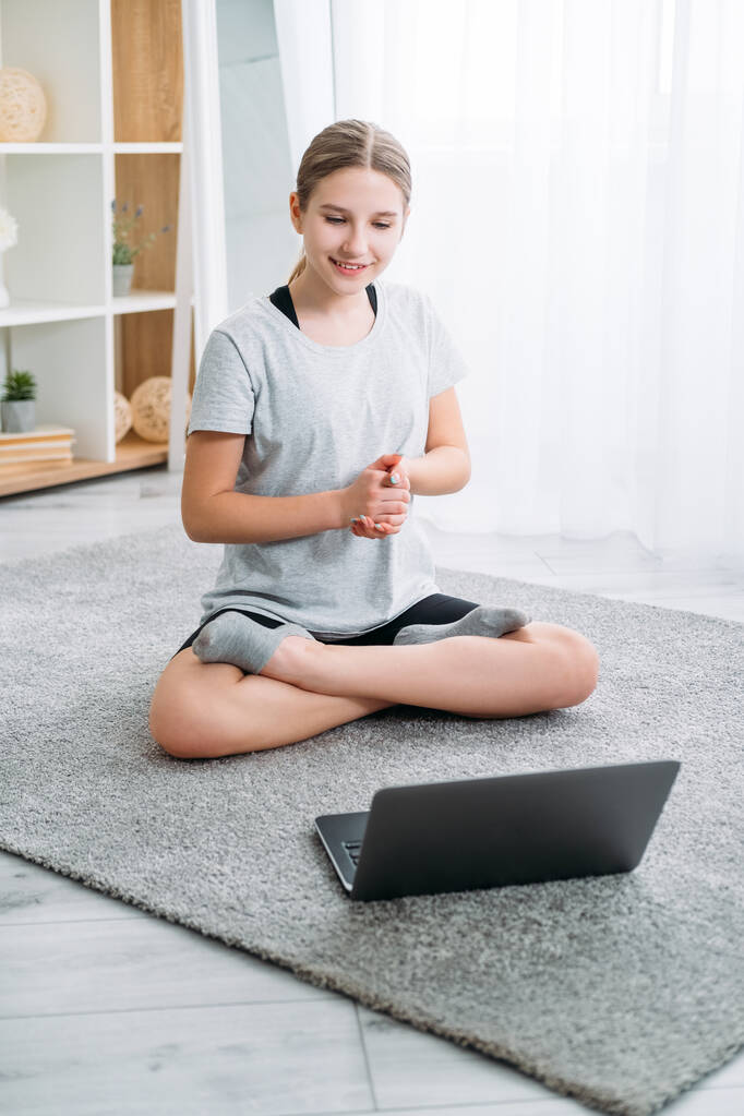 ioga on-line para crianças casa exercício menina laptop - Foto, Imagem