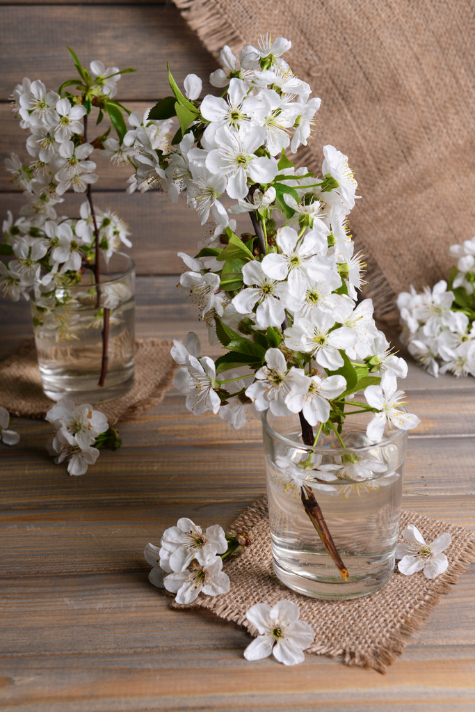 Kaunis hedelmä kukka lasi pöydällä harmaalla taustalla
 - Valokuva, kuva