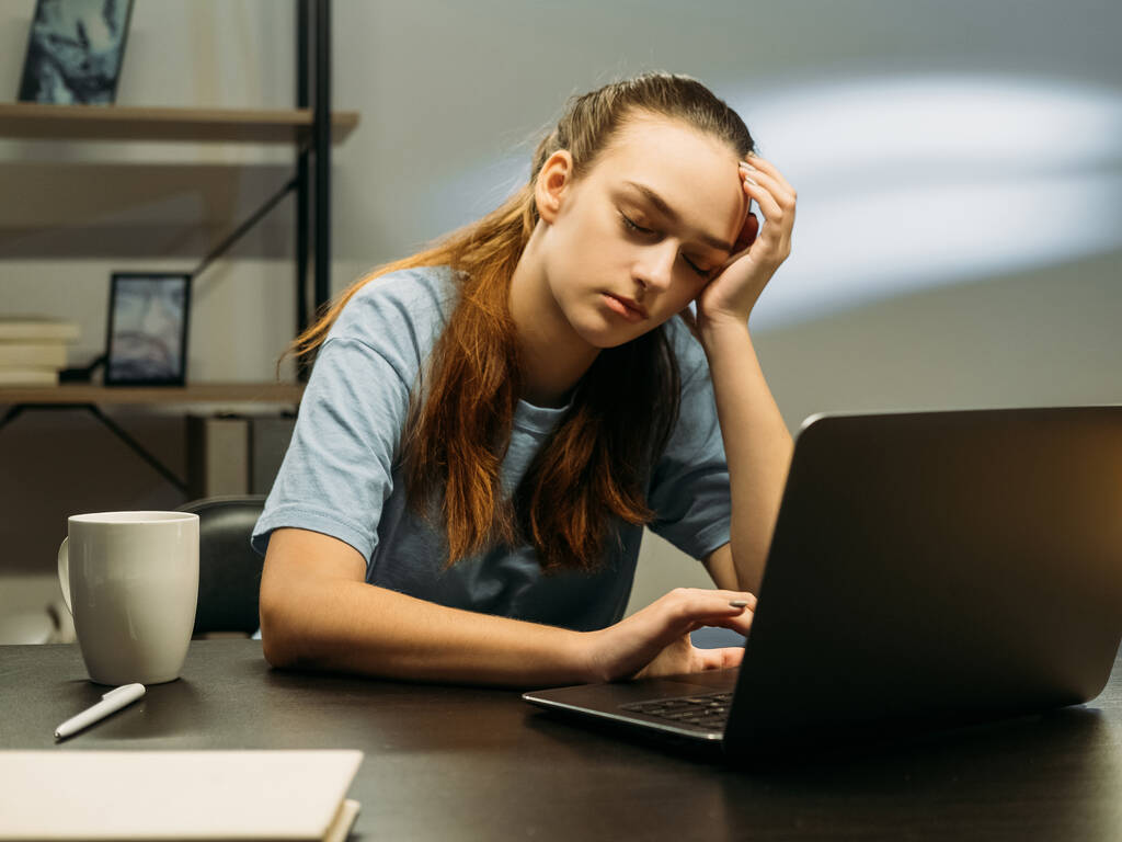 Lavoro burnout dipendente exhaused dormire sulla scrivania - Foto, immagini