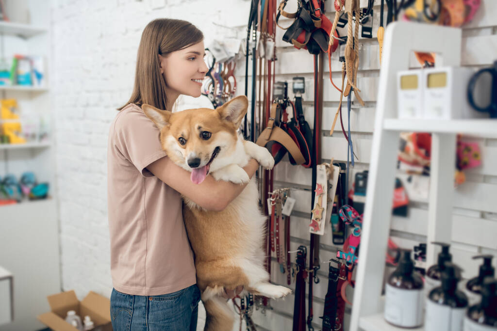 Šťastná dívka a její roztomilý pes v obchodě se zvířaty - Fotografie, Obrázek