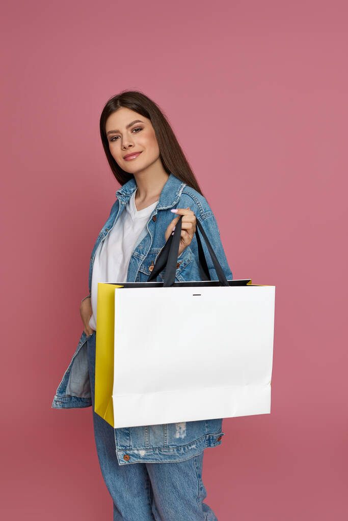 bela mulher segurando sacos de compras com compras - Foto, Imagem