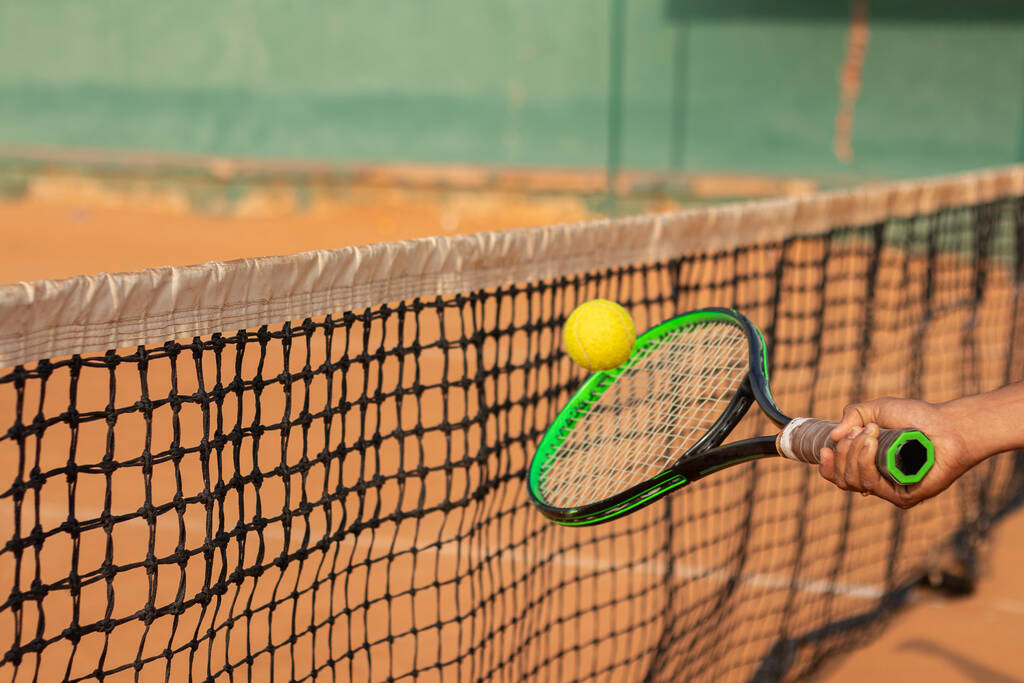 Een close-up shot van een atleet die tennis speelt op de tennisbaan - Foto, afbeelding