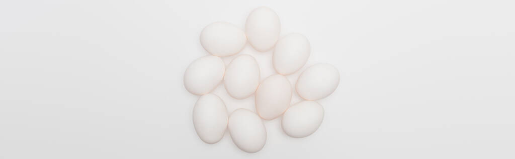 vista superior de ovos crus e orgânicos isolados em branco, banner - Foto, Imagem