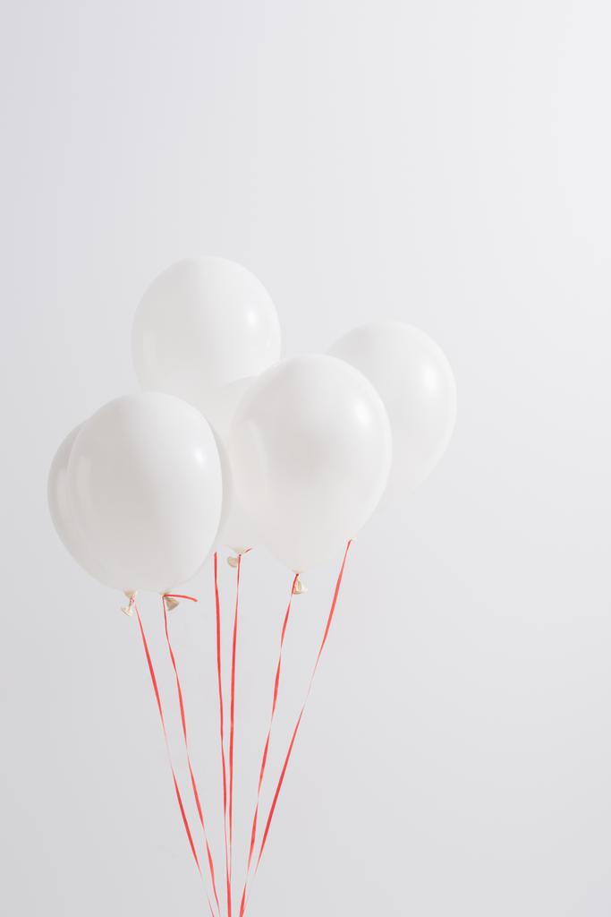 невесомые и праздничные воздушные шары изолированы на белом  - Фото, изображение