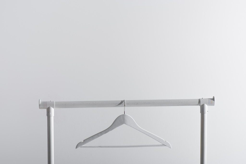 egy fehér akasztót a ruhaállványon elszigetelt szürke - Fotó, kép