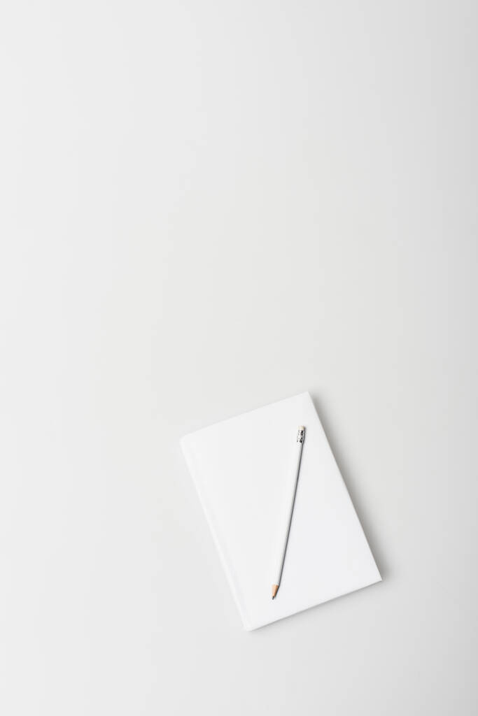 vista superior del cuaderno en tapa dura con lápiz aislado en blanco  - Foto, Imagen