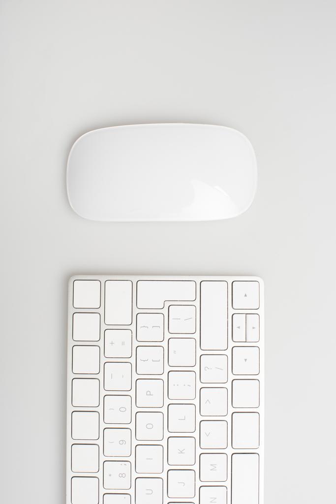 flache Lage mit Computermaus und Tastatur isoliert auf weiß  - Foto, Bild
