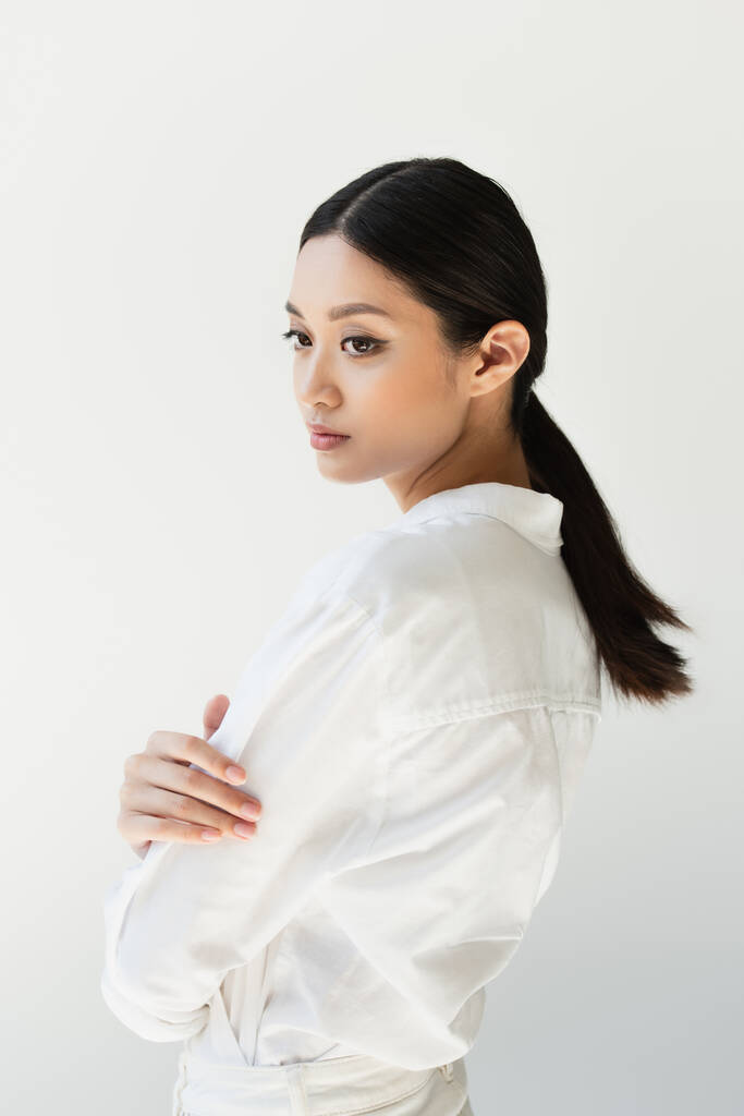 Японська жінка в білому одязі, ізольована на сірому - Фото, зображення