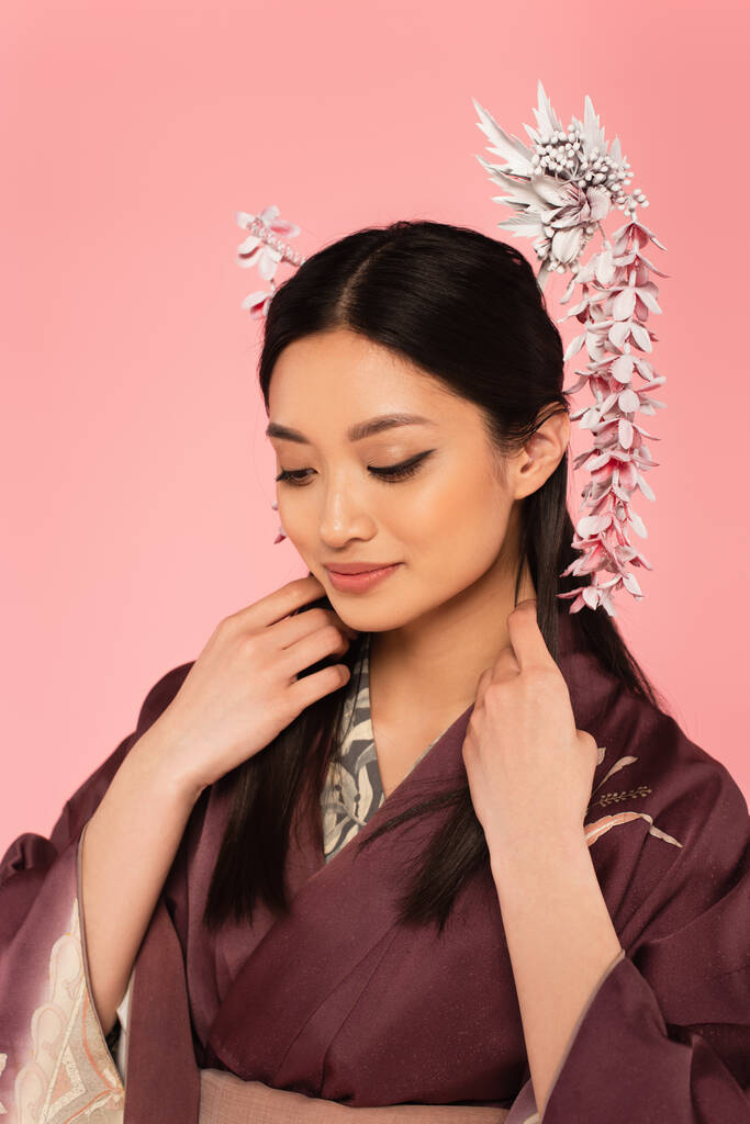 fiatal japán nő igazítás kimono izolált rózsaszín  - Fotó, kép