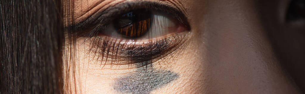 Close-up vista do olho da mulher asiática com tinta no rosto, banner  - Foto, Imagem