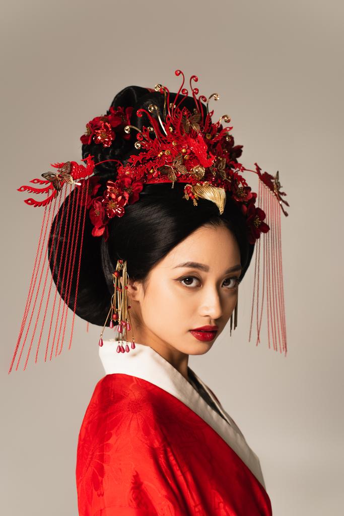 Азійка в національному костюмі, ізольована на сірому  - Фото, зображення