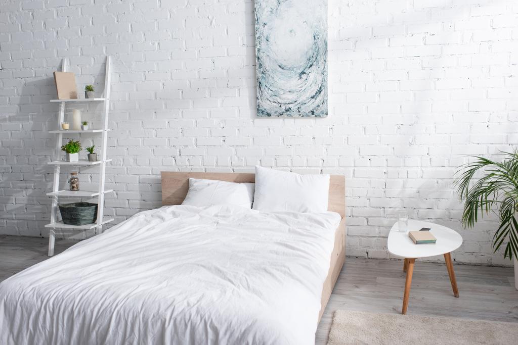 letto con biancheria da letto bianca in camera da letto moderna  - Foto, immagini