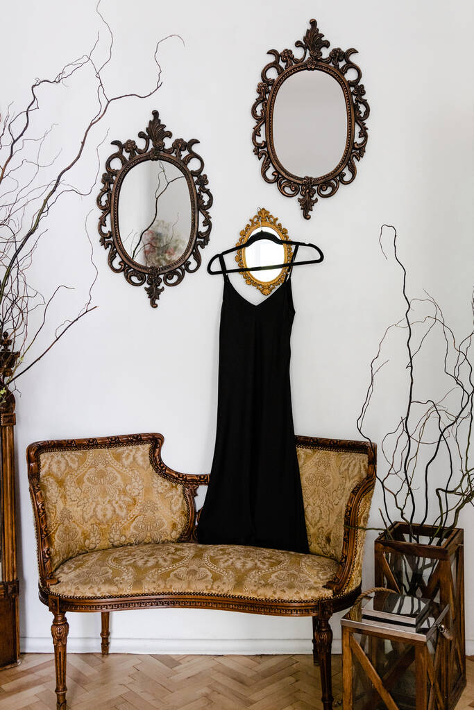Vintage sohva studio huone musta silkki mekko - Valokuva, kuva