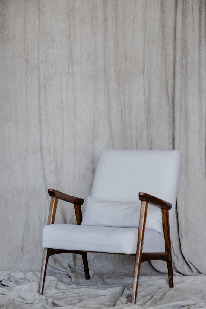 Silla vintage sobre fondo textil blanco - Foto, Imagen