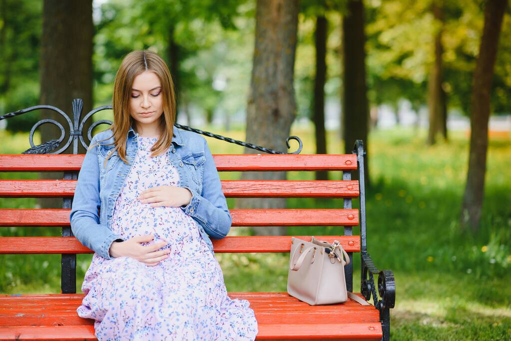 Mujer embarazada descansando en el parque - Foto, imagen