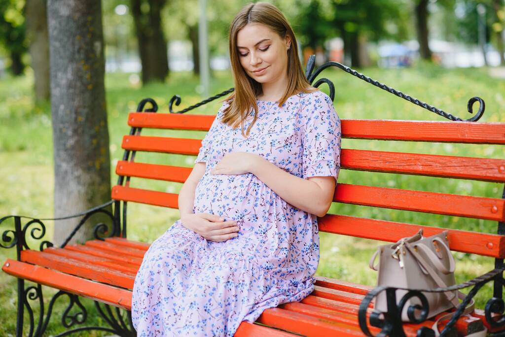 Těhotná žena odpočívající v parku - Fotografie, Obrázek