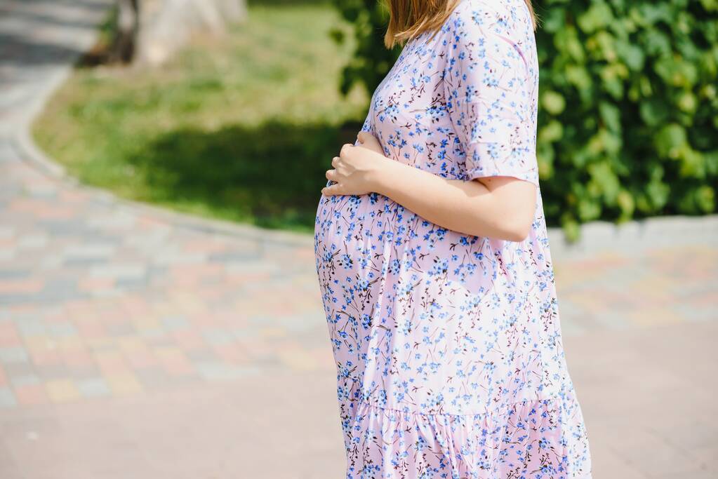 Беременная женщина отдыхает в парке - Фото, изображение