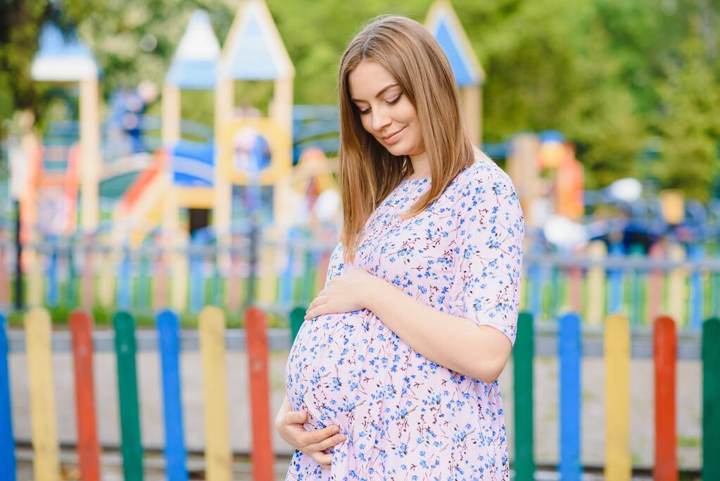 Portret kobiety w ciąży na placu zabaw - Zdjęcie, obraz