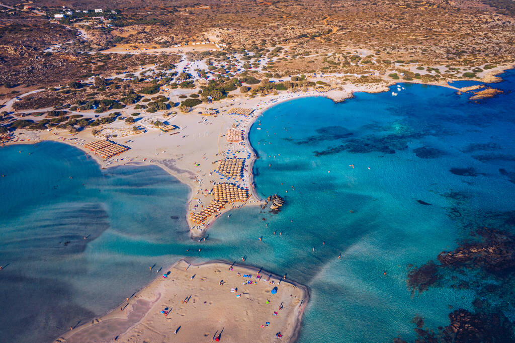 Aerial drone shot of beautiful turquoise beach with pink sand Elafonissi, Kreta, Grecja. Najlepsze plaże Morza Śródziemnego, plaża Elafonissi, Kreta, Grecja. Słynna plaża Elafonisi na wyspie Grecja, Kreta. - Zdjęcie, obraz