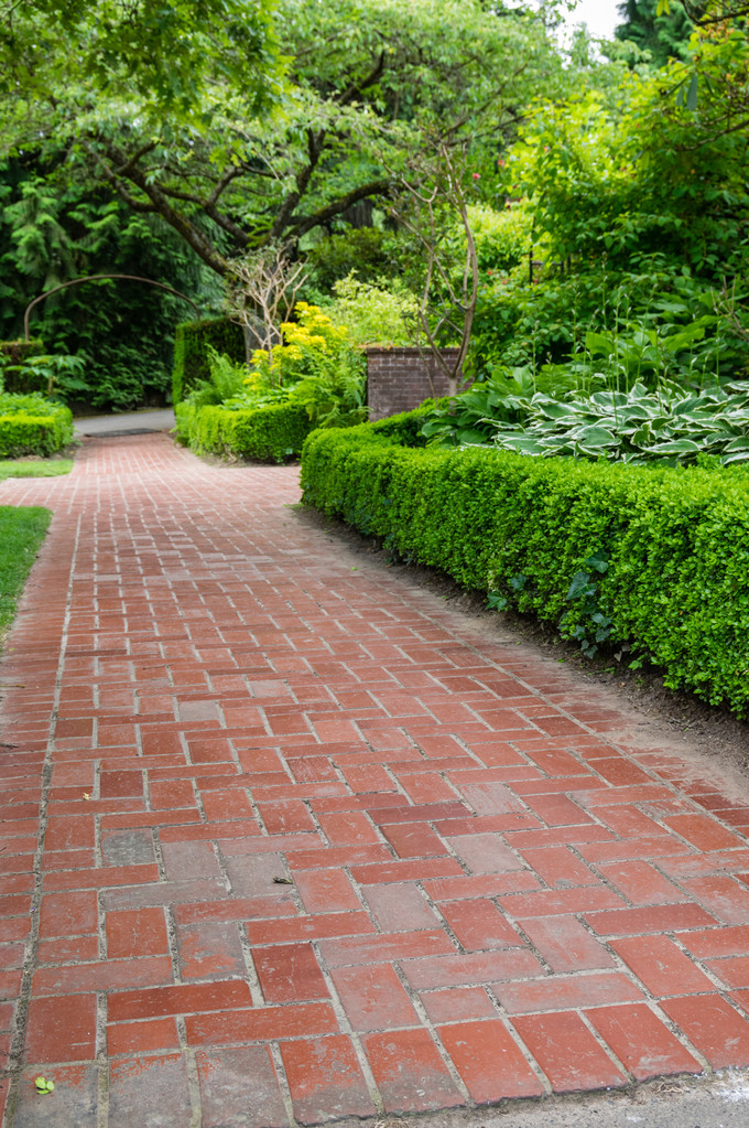 Caminhos de tijolo através de um jardim
 - Foto, Imagem