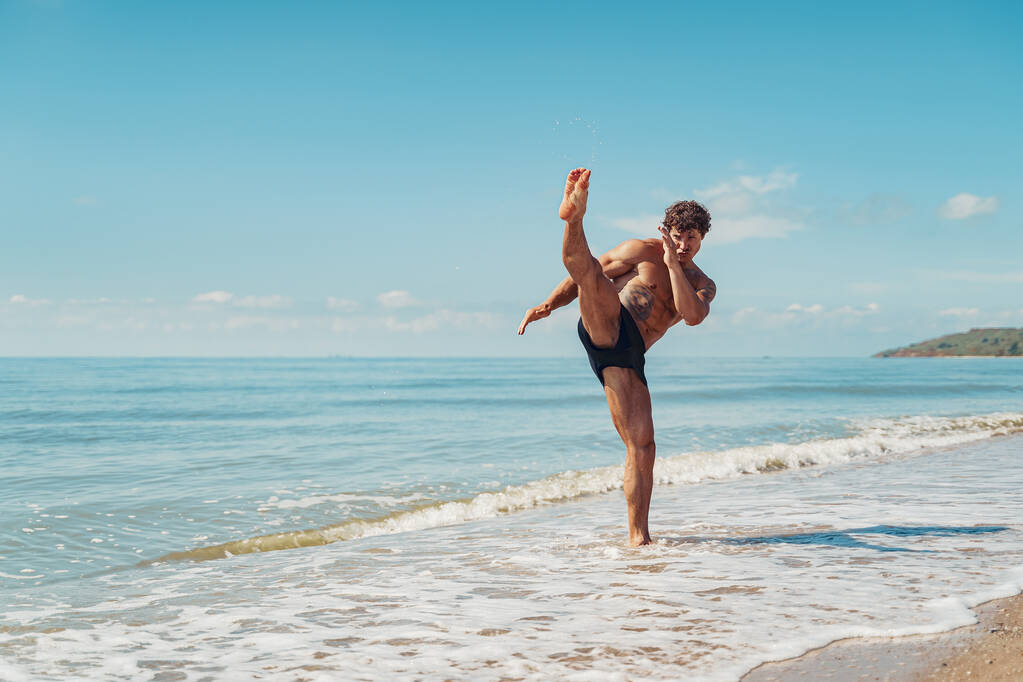 Мюай тайський або кікбоксерський тренінг з тіньовим боксом на відкритому повітрі на березі моря
 - Фото, зображення