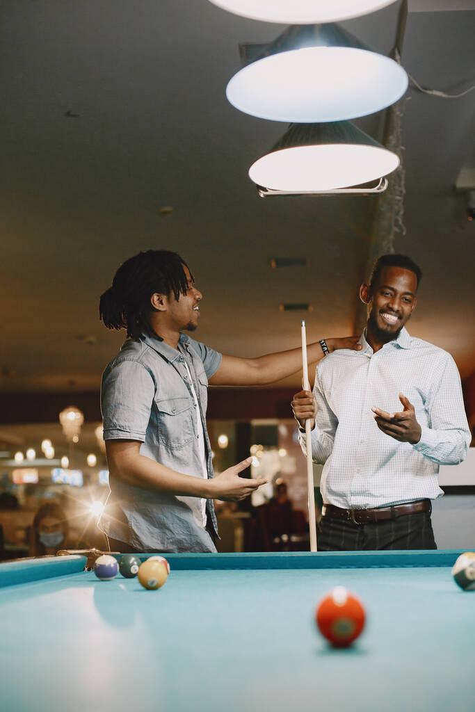 Mężczyźni grający w bilard w klubie - Zdjęcie, obraz