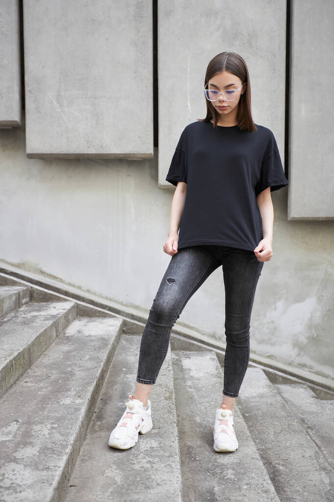 Camiseta de algodón en blanco negro para mujer o niña con espacio para su logotipo, maqueta o diseño en estilo urbano casual - Foto, imagen
