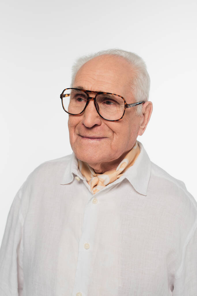 портрет усміхненого літнього чоловіка в окулярах ізольовано на білому
 - Фото, зображення
