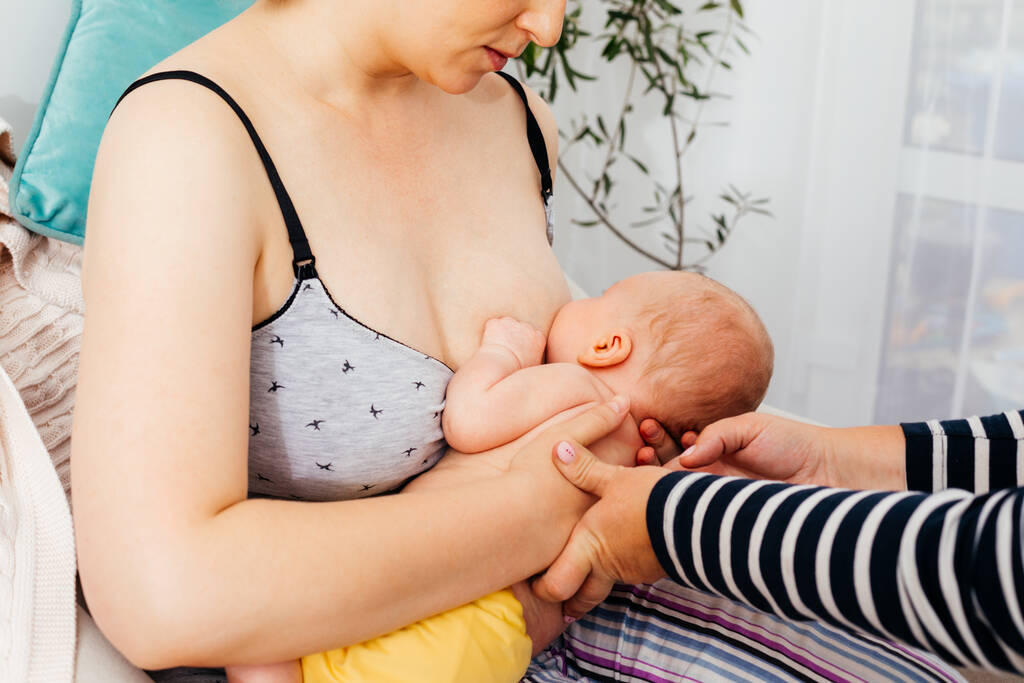 A szoptatási tanácsadó támogatja a fiatal anyát a problémák leküzdésében - Fotó, kép