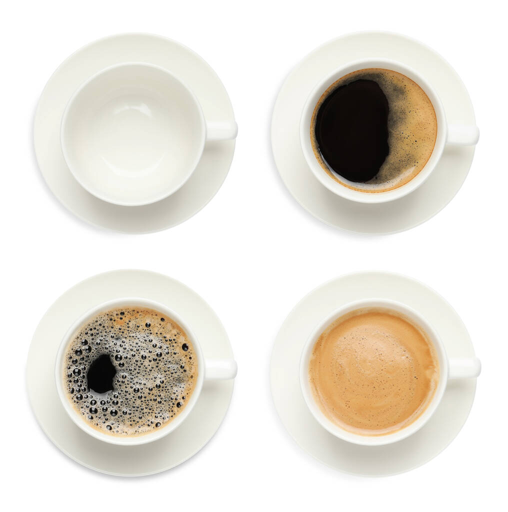 Set con tazas de café aromático caliente sobre fondo blanco, vista superior  - Foto, imagen
